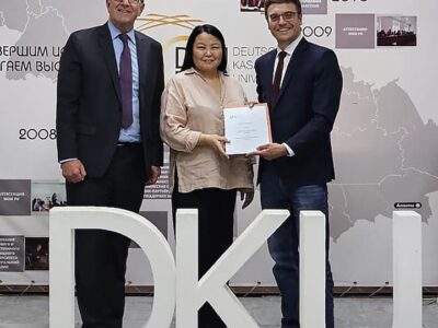 Von links: Prof. Dr. Rainer Wehner von der THWS Business School, Assem Abdunurovna von der DKU und Markus Engert, Länderbeauftragter der THWS Business School (Foto: THWS/Rainer Wehner)