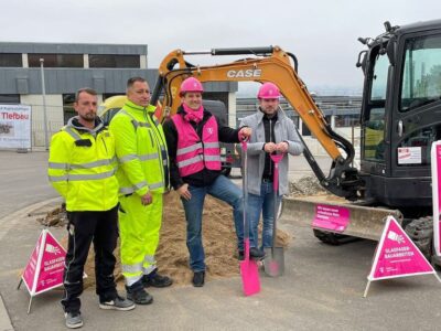 Das Foto zeigt beim symbolischen Spatenstich von links Florian Scheffler (Bauleiter Kabelnetz und Tiefbau GmbH, Polier Daniel Kilas (TerrabauX), sowie Thomas Andreas Hofmann (Kommunalberater Glasfaser Deutsche Telekom Technik GmbH) und Bürgermeister Stefan Rottmann. . Foto: Christian Suhl