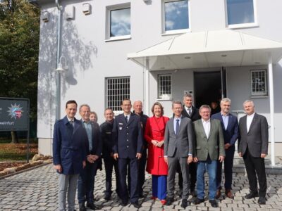 Ehrengäste der Einweihung mit PVP Baumbach (5. v.l.), daneben EPHK Ebert, OB Remelè (8. v.l.) und ganz rechts die Seelsorger M. Zöller und W. Kirchner. Foto: PP Unterfranken