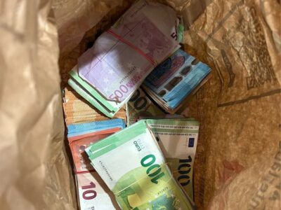 Die in einem Rucksack vorgefundenen Bündel mit Geldscheinen