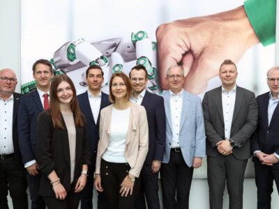 Von links: Stefan Glück (Leitung Systementwicklung bei Schaeffler), THWS-Kanzler Stefan Hartmann, Hanna Flury (Personalmanagement bei Schaeffler), Alexander B. Wurst (Manager Digitalisierung B & IS bei Schaeffler), Theresia Nicola-Mann (Personalleiterin HR Area Bayern Nord & Thüringen bei Schaeffler), Prof. Dr. Jean Meyer (Präsident der THWS), Prof. Dr. Peter Meyer (Dekan der Fakultät Wirtschaftsingenieurwesen an der THWS), Patrick Kalisch (Manager Bearing Product Data, Configurators & Standards bei Schaeffler) und Prof. Dr. Alfred Pecher, Manager Applied Research bei Schaeffler sowie Lehrbeauftragter an der THWS (Foto: THWS/Eva Kaupp)