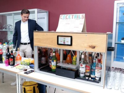 Der Cocktail-Roboter hat etliche Getränkerezepte gelernt (Foto: THWS/Eva Kaupp)