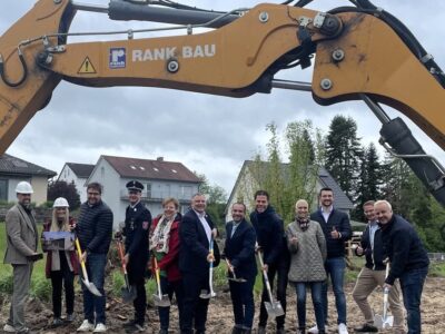 Große Freude beim Spatenstich zum neuen Feuerwehrhaus in Obervolkach: (v.l.) Roland Breunig, Veronika Schmidt (Architektur/ Bauleitung archicult gmbH), Stephan Dinkel (Tragwerksplanung), Tobias Feuerbach (1. Kdt. FW Obervolkach), Gerlinde Martin (Ortssprecherin/3. Bürgermeisterin), 1. Bürgermeister Heiko Bäuerlein, Cengiz Zarbo, Felix Engert, Anja Hirt, Simon Rinke (alle Stadträte), Tim Rengier (Bauverwaltung) und Thomas Rank (Baufirma). Foto: Nadine Abbate