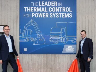 Thomas Witha (li.), Vice President und Managing Director von Horton Europe, und THWS- Präsident Prof. Dr. Jean Meyer weihen gemeinsam den neu benannten „Horton-Hörsaal“ in Schweinfurt ein (Foto: THWS/Eva Kaupp)