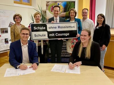 KJR-Vorsitzender Christoph Simon und Bezirksjugendrings-Vorsitzende Jennifer Wolpensinger (beide sitzend) freuen sich über die neue Aufgabe im Beisein von (stehend von links nach rechts) stellv. Landrätin Bettina Bärmann, Bezirksrätin Gerlinde Martin, Landrat Florian Töpper, Bundestagsabgeordnete Dr. Anja Weisgerber, stellv. KJR-Vorsitzender Mario Kneuer und KJR-Geschäftsführerin Sabrina Leske.