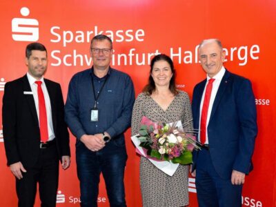 Das Foto (©Verena Wieland) zeigt von links nach rechts: Marktbereichsleiter Philipp Thein, Polizeioberkommissar Michael Beetz, Mar- tina Kronenberger (Beratungsdienst „Geld und Haushalt“) und Vorstandsmit- glied Roberto Nernosi