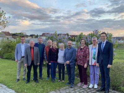 Das Foto (Kai-Peter Müller) zeigt v.li.: Bürgermeister Oliver Schulze, Helmut Heimrich, Stefan Rottmann, Klaus Birkmeyer, Janka Wozny, Irene Finzel, Gürsel Dedeoglu, Monika Mergner, stellv. SPD-Kreisvorsitzende Heike Joos und Landrat Florian Töpper