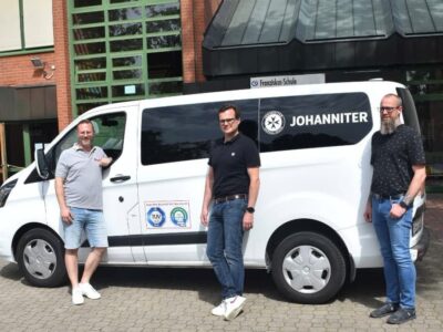 v.l.n.r: Michael Koch, Fahrdienstleiter der Johanniter in Schweinfurt, Michael Lindt, stellvertretender Schulleiter der Franziskus-Schule, und Jason Vickodil, Leiter der Heilpädagogischen Tagesstätte an der Franziskus-Schule, Bildnachweis: Jannik Stumpf / Johanniter