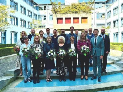 Im Bild, vorne, von links: Brigitte Wetzel, Michaela Biegner, Ulrike Korb, Michaela Dütsch, Anette Schmee, Silke Roßkopf und Landrat Florian Töpper; hinten, von links: Sabrina Wendel, Stefan Schaub, Carolin Lutz, Bernd Seufert, Jochen Schneider, Andreas Kempf, Jürgen Seufert, Markus Kreil, Frank Deubner, Franz Graf sowie Personalratsvorsitzender Herbert Memmel Foto: Andreas Lösch/Landratsamt Schweinfurt