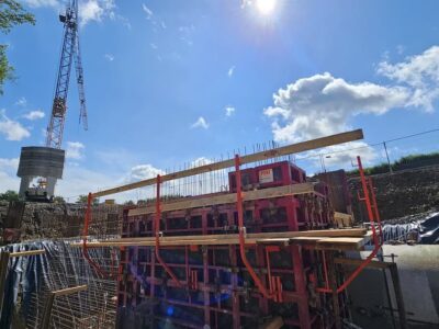 Hier in Löffelsterz läuft gerade ein beachtliches Kanalprojekt. Gut 2 Millionen Euro werden hier für ein Rückhaltebecken und Strauraumkanal investiert. Damit soll gerade bei Starkregenereignissen für zusätzliche Entlastung im Kanalnetz gesorgt werden. Die Maßnahme wird durch das sogenannte RZWAs-Programm gefördert. (Foto St. Rottmann)