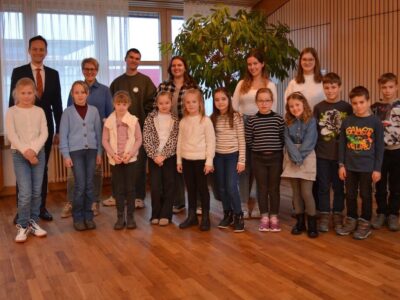 Landrat Florian Töpper begrüßte am Morgen alle teilnehmenden Kinder und freute sich über das weiterhin große Interesse. Foto: Melina Bosbach/LRASW