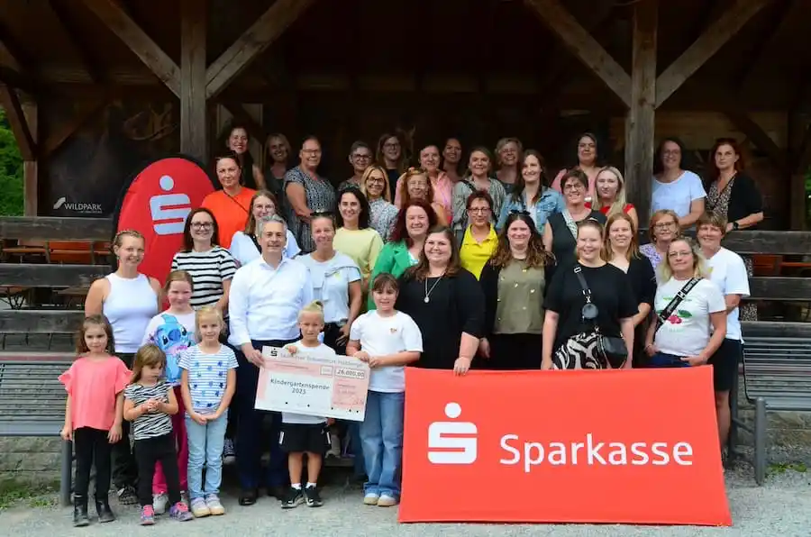 Kindergarten-Spendenübergabe 2025 sparkasse-schweinfurt-hassberge-bei-der-spendenuebergabe-an-kindergaerten