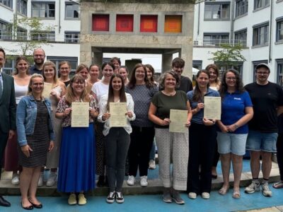 Vertreterinnen und Vertreter aus sieben Kitas aus der Region freuen sich im Landratsamt Schweinfurt zusammen mit (vorne, von links) Landrat Florian Töpper, Beatrice Lenk (kita-Fachstelle Landratsamt Schweinfurt) sowie (von rechts) Katharina Tschischka (kita-Fachstelle Landratsamt Haßberge) und kita.digital-Coach David Morin über die erfolgreiche Teilnahme an der Kampagne „Startchance kita.digital“. Foto: Andreas Lösch/Landratsamt Schweinfurt