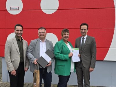 Im Bild, von links: Erster Bürgermeister Manuel Kneuer, die Geschäftsführung Dirk Richter und Daniela Richter-Kolbe gemeinsam mit Landrat Florian Töpper. Foto: Melina Bosbach/Landratsamt Schweinfurt