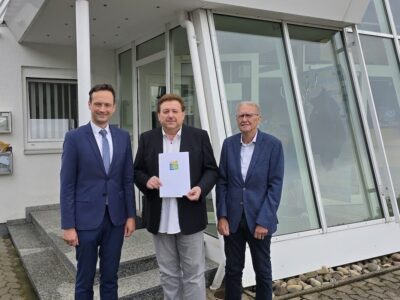 Im Bild, von links: Landrat Florian Töpper, Geschäftsführer Christian Löb sowie Wernecks dritter Bürgermeister Hans Spahn. Foto: Tobias Gößmann/Landratsamt Schweinfurt