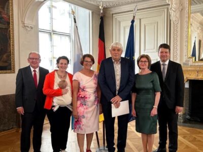 Im Bild, von links: Dr. Eugen Ehmann, Regierungspräsident; Dingolshausens Bürgermeisterin Nicole Weissenseel-Brendler; Ehepaar Götz, stellv. Landrätin Bettina Bärmann und Sandro Kirchner, Bayerns Innen- und Kommunalstaatssekretär. Foto: Bayerisches Innenministerium/Rainer Wengel