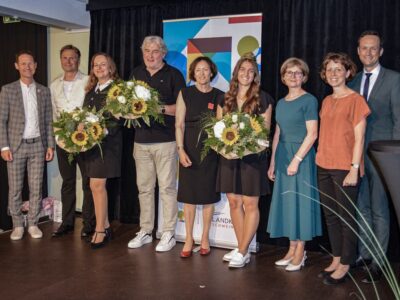 Im Bild von links: Bei der Veranstaltung des Landkreises Schweinfurt in Gerolzhofen: 1. Bürgermeister Thorsten Wozniak, Achim Hofmann und Theaterleiterin Silvia Kirchhof (Café Sehnsucht), Heinrich Karl („der dschahli“), stellvertretende Landrätin Christine Bender, Weinprinzessin Johanna Würffel, stellvertretende Landrätin Bettina Bärmann, Kulturmanagerin Eva Krümpel und Landrat Florian Töpper. Foto: Tanja Dannhäuser/ Landratsamt Schweinfurt