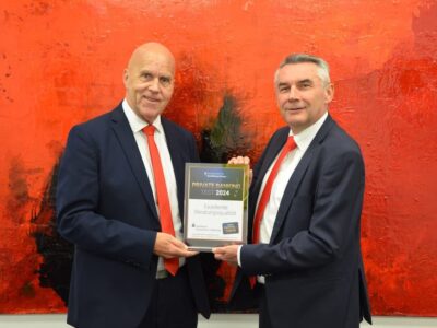 Das Foto (© Verena Wieland) zeigt von links nach rechts: Erich Kuhn (Leiter Private Banking Sparkasse) und Sparkassen-Vorstandsmitglied Berthold Stahl
