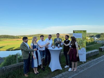 Die Siegerweine 2024/2025 stammen aus dem Weingut Weinbau Robert Ruppenstein aus Oberschwarzach und aus dem Weingut Martin Mößlein aus Zeilitzheim. Das Bild zeigt: Ralf Schwarz (Fachberater Önologie des Bezirks Unterfranken), die Lindacher Weinprinzessin Julia Krapf, Simon und Robert Ruppenstein, Landrat Florian Töpper, Martin Mößlein und die Wipfelder Weinprinzessin Elena Weißenberger. Foto: Andreas Lösch/LRASW
