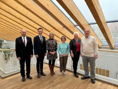 (von links): Personalrat Herbert Memmel, Landrat Florian Töpper, Dr. Susanne Röder (Chefärztin der Palliativstation St. Josef), Ursula Pöpperl (Vorsitzende des Fördervereins der Palliativstation), Angelika Bonengel (Chor-Managerin) und Albin Freibott (Chorleiter) bei der Spendenübergabe im Landratsamt Schweinfurt. Foto: Andreas Lösch/Landratsamt Schweinfurt