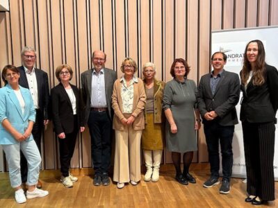 (von links): Sabine Wenzel-Geier (Leitung Pflegestützpunkt Rhön-Grabfeld), Ralf Herre (stellv. Leiter Amt für Soziales, Landratsamt Schweinfurt), Bettina Bärmann (stellv. Landrätin Landkreis Schweinfurt), Dr. Johannes Mühler (erster Vorstandsvorsitzender Hospizverein Bad Kissingen), Susanne Ritzmann (zweite Vorstandsvorsitzende Hospizverein Bad Kissingen), Sorya Lippert (zweite Bürgermeisterin Stadt Schweinfurt), Petra Licha-Hofmann (Netzwerkkoordinatorin & Mitarbeiterin im Pflegestützpunkt Schweinfurt), Matthias Kreß (Leiter Amt für soziale Leistungen Stadt Schweinfurt) und Antje Rink (Regionalmanagement Landkreis Bad Kissingen)