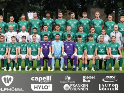 Hintere Reihe von links nach rechts: Marcel Kühlinger (sportliche Leitung), Nick Doktorczyk, Nils Piwernetz, Andre Rumpel, Tom Feulner, Michael Dellinger, Markus Einsiedler, Max Wolf, Luca Trslic, Kevin Frisorger, Darius Held (nicht mehr im Kader), Patrick Hofmann, Mannschaftsarzt Dr. med. Matthias Blanke Mittlere Reihe von links nach rechts: Andreas Brendler (sportlicher Leiter), Markus Wolf (Geschäftsführer), Norbert Kleider (Torwarttrainer), Michael Gehret (Co-und Athletiktrainer) Victor Kleinhenz (Cheftrainer), Spase Arsov, Elias Wehner, Fabio Bozesan, Sebastian Müller, Leonard Langhans, Sandra Kühlinger (Mannschaftsbetreuerin), Dr. Simon Herwerth (Mannschaftsarzt), Benedict Roßberg (Physiotherapeut) Vordere Reihe von links nach rechts: Devin Angleberger, Julius Landeck, Kevin Fery, Joshua Endres, Oskar Preil, Nico Stephan, Emil Zorn, Lauris Bausenwein, Valentin Schmitt, Kristian Böhnlein, Martin Thomann Es fehlen: Gregor Opfermann (Co-Trainer), Dominic Schlott (Physiotherapeut), Louis Friedrich (Physiotherapeut), Lukas Schneller Foto: Ryan Evans/Pressefoto Evans