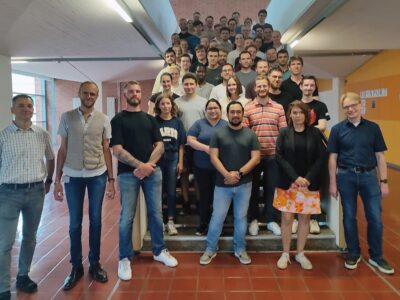 Teilnehmerinnen und Teilnehmer des gemeinsamen Masterseminars der Technischen Hochschulen Würzburg-Schweinfurt und Aschaffenburg sowie der Hochschule Coburg im Sommersemester 2024 mit Prof. Dr.-Ing. Markus H. Zink (2. v. l.) und Prof. Dr. Bernhard Müller (ganz rechts), beide von der THWS (Foto: THWS/Joachim Kempkes)