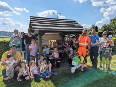 Finden die neue Matschküche spitze: Ballingshäuser Kinder und Eltern mit Bauhofarbeiter Toni Markert und Bürgermeister Friedel Heckenlauer.