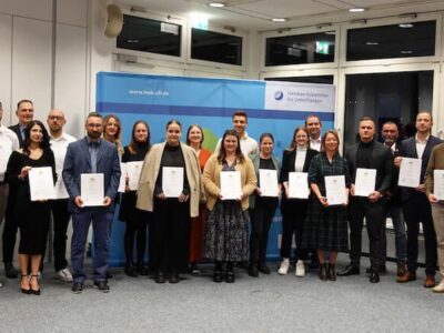 Die Meisterpreisträgerinnen und -preisträger unter den Absolventen 2024 der Aufstiegsfortbildungen an der Akademie für Unternehmensführung. Foto: Rüdiger Landeck