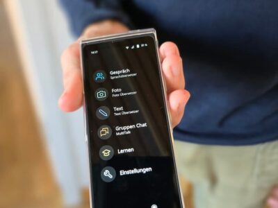 Ab sofort können Mitarbeitende im Landratsamt Schweinfurt auf mobile Übersetzungsgeräte zurückgreifen, die bei der Kommunikation mit Bürgerinnen und Bürgern unterstützen. Foto: Melina Bosbach/Landratsamt Schweinfurt