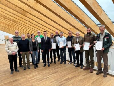 Der neu berufene Naturschutzbeirat sowie ausgeschiedene Mitglieder zusammen mit Landrat Florian Töpper (vorne, Vierter von links), Abteilungsleiterin für Umwelt und Bau Jana Mai (vorne, neben Landrat) und Philipp Keller vom Umweltamt (hinten, Zweiter von links). Foto: Andreas Lösch/Landratsamt Schweinfurt