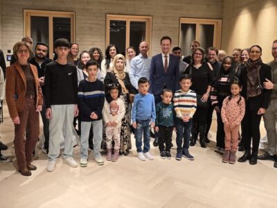 Landrat Florian Töpper (mittig) begrüßte gemeinsam mit stellvertretender Landrätin Bettina Bärmann (vordere Reihe, 2. von links), stellvertretenden Landrat Thomas Vizl (hintere Reihe, 1. von links) und Abteilungsleiterin für Öffentliche Sicherheit und Ordnung, Sonja Weidinger (4. von rechts) die neuen Staatsbürgerinnen und Staatsbürger im Landkreis Schweinfurt. Foto: Melina Bosbach/LRASW