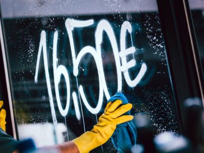 Um diese Zahl wird gerade sauber „herumgeputzt“: 16,50 Euro. Denn das soll der neue Mindestlohn in der Gebäudereinigung werden, fordert die Gebäudereiniger-Gewerkschaft IG BAU. Sie will, dass die Stundenlöhne in allen Lohngruppen der Reinigungsbranche um 3 Euro nach oben gehen. Glas- und Fassadenreiniger würden dann 19,70 Euro pro Stunde verdienen. Foto: IG BAU | Florian Göricke