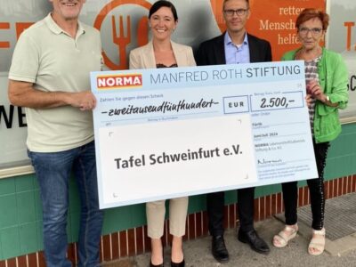 Bei der Scheckübergabe auf dem Bild (v.l.) Ernst Gehling (Vors. Tafel Schweinfurt), Maike Kremzer (Einkaufsleitung NORMA der NL Gerolzhofen), Christian Hirn (Stellv. Einkaufsleitung der NL Gerolzhofen) und Brigitte Stühler (Vorstandsmitglied der Tafel Schweinfurt). Foto: Angelika Bandorf (Tafel Schweinfurt)