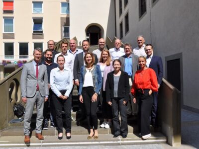 Oberbürgermeister Sebastian Remelé mit den Teilnehmern des Industriedialogs im Rathaus Foto: Stadt Schweinfurt, Kristina Dietz