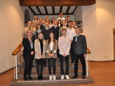 Mit den erfolgreichen Absolventen der Aus- oder Weiterbildungen freuen sich, Personalleiterin Sabine Schröder, Oberbürgermeister Sebastian Remelé, die Ausbildungsleiterinnen Carina Graf, Janka Wozny und Stephanie Link sowie der Sachgebietsleiter Personalentwicklung Julian Pfeuffer.