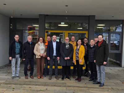 Das Gruppenfoto zeigt am Tag der Eröffnung von links: Rainer Kraus (Heisaplan), 3. Bürgermeister Bernd Götzendörfer, die ehemalige Schulleiterin Maria Scheuring, Bautechniker Lutz Brückner, Bürgermeister Stefan Rottmann, Schulrat Frank Hagen, 2. Bürgermeister Jürgen Geist, Schulleitung Jana Niedermeyer, Hausmeister Arnold Koßner, Architekt Holger Philipp, Elektroplaner Joachim Pototzky und Landrat Florian Töpper. Fotos N. Rottmann