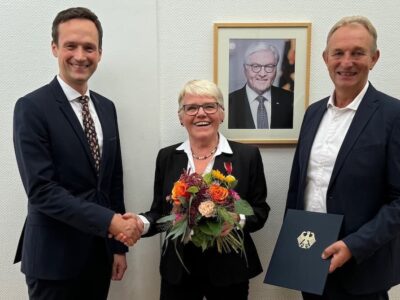 Bild, von links: Landrat Florian Töpper, Monika Meyer und Horst Herbert, Erster Bürgermeister der Gemeinde Kolitzheim Foto: Landratsamt Schweinfurt/Lösch
