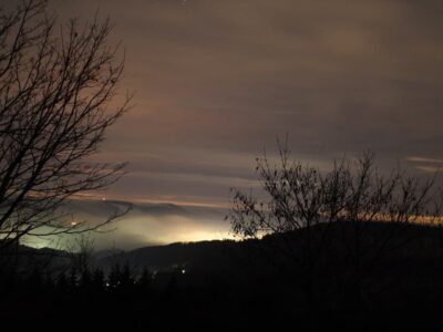 Diese Aufnahme verdeutlicht, wie das Kunstlicht über Streuung und Reflektion in die Außenbereiche dringt. / Foto: Dr. Andreas Hänel