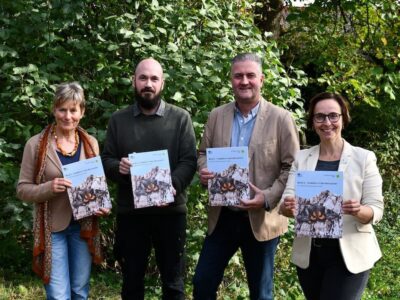 Große Freude über die neue Broschüre. Von links: Dr. Doris Pokorny, Leiterin Bayerische Verwaltungsstelle, Dr. Tobias Birkwald, Bayerische Verwaltungsstelle, Torsten Raab, Leiter Hessische Verwaltungsstelle und Ulrike Schade, Leiterin Thüringer Verwaltungsstelle. / Foto: Lea Hohmann