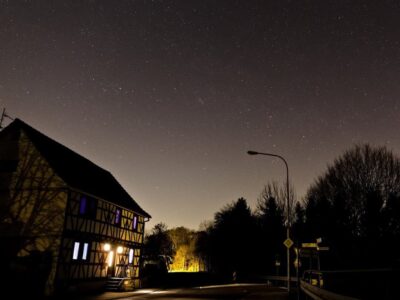 In der Nacht vom 10. auf den 11. August bleiben in vielen Rhöner Kommunen die Lichter aus - zu beobachten ist dann der faszinierende, natürliche Nachthimmel im „Land der offenen Fernen“ mitten im Ort. / Foto: Christian Rossberg