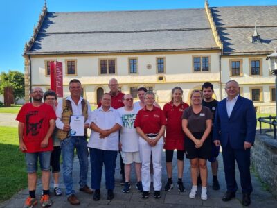 Das Team der Rösterei Bühner mit Landrat Thomas Bold. / Foto: Axel Arteaga