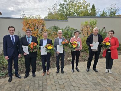 Im Bild, von links: Landrat Florian Töpper, Alfred Neubauer, Horst Werner, Norbert Meier, Barbara Behr, Ludwig Sendner und Erste Bürgermeisterin Nicole Weissenseel-Brendler Foto: Gößmann/Landratsamt Schweinfurt