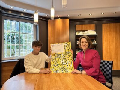 Anja Weisgerber und PPP-Stipendiat Constantin Ankenbrand vor seinem Abflug in die USA, wo er das Schuljahr 2024/25 bei einer Gastfamilie verbringen wird.