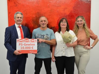 Das Foto (©Daniela Gündling) zeigt von links nach rechts: Vorstandsvorsitzender Peter Schleich, Andreas und Theresia Schäfer und Kundenberaterin Vanessa Demalijaj