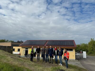 Bei einem Besuch am Abfallwirtschaftszentrum Rothmühle entstand das Foto vor einem der Module der neuen PV-Anlage (hier auf dem Dach des neuen Sozialgebäudes) mit (von links): Heiko Glöckler (Leiter AWZ), Abfallwirtschaftschef Thomas Fackelmann, Sebastian Weinhold, Philip Strauß, Landrat Florian Töpper, Jana Mai (Abteilungsleiterin Umwelt und Bau), Jochen Hilpert (Geschäftsführer SUNTEC) und Stephan Orzol (stellv. Leiter AWZ). Foto: Andreas Lösch/Landratsamt Schweinfurt