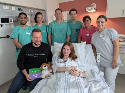 v.l.n.r. hinten: aus der Anästhesie: Dr. Prasad und Schwester Veronika, aus der Geburtshilfe: OA Dr. Grzywacz und Assistenzarzt Dr. Hahn und aus dem Kreißsaal: stellv. leitende Hebamme Sandra Piede und Hebammenschülerin Julia Zülch vorne: Markus Johnke und Anna-Monique Weber mit Jannis Foto: Indre Leikert