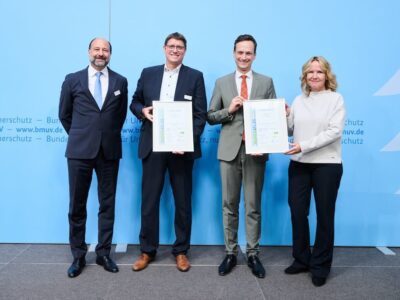 Im Bild, von links: Marc Gebauer, Sprecher der IPR; Dirk Sopha, Geschäftsführer der Abfallwirtschaft Kreis Dithmarschen; Florian Töpper, Landrat des Landkreises Schweinfurt und Bundesumweltministerin Steffi Lemke. Foto: BMUV/Annette Riedl