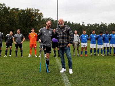Amputierenfußball Pierre Kaiser (links) mit Mttelfrankens Bezirksvorsitzenden Uwe Mauckner (rechts). Foto: Philipp Schmatloch