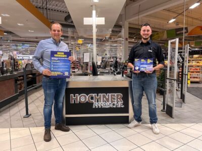 Florian Dittert (1. Vorsitzender) und Herr Spahn (Marktleiter Schweinfurt) bei der Präsentation der Vereinskarte Bildrecht: Franziska Höchner